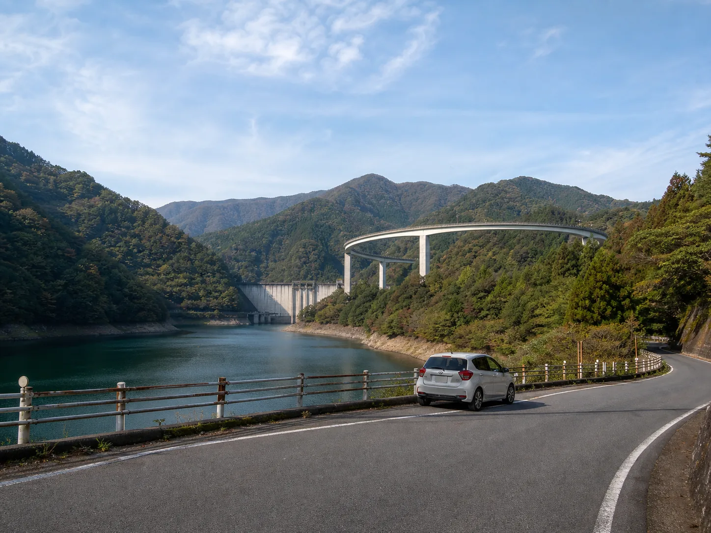 奥秩父のダムと山道ドライブを表す写真調イメージ