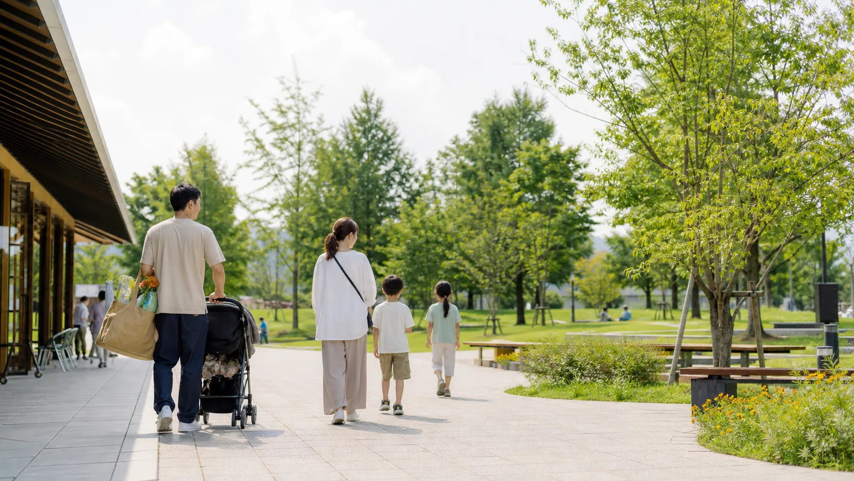 道の駅から公園へ向かう家族休憩の写真調素材