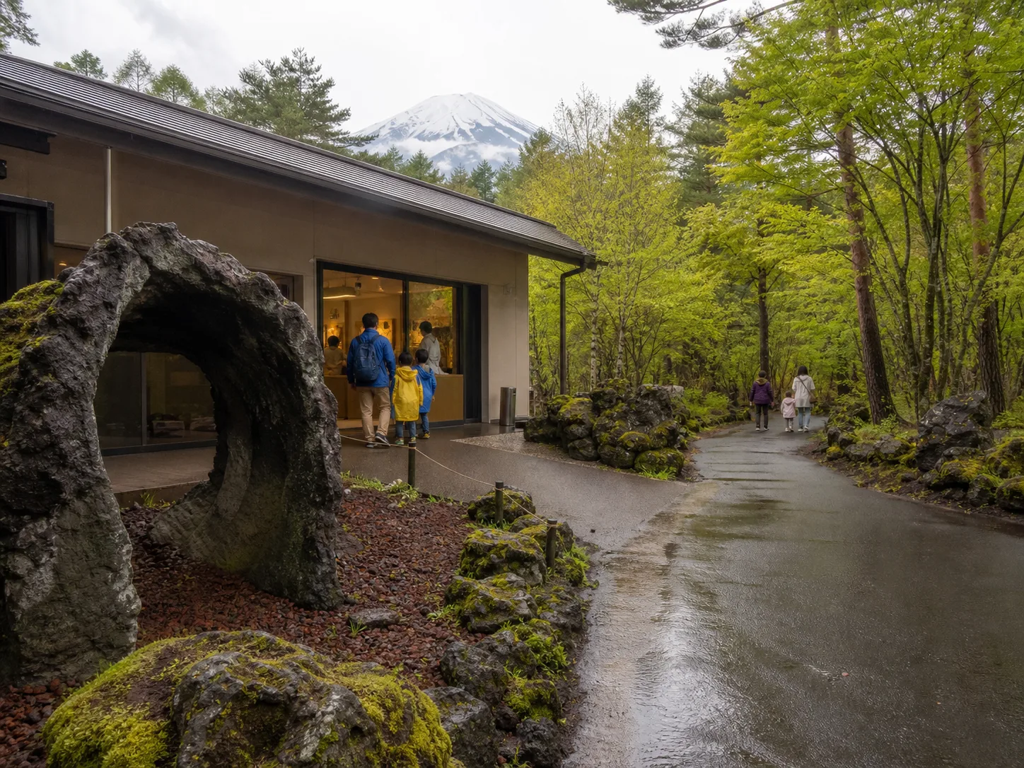 富士山麓の博物館と自然探索路を家族で歩く写真調イメージ